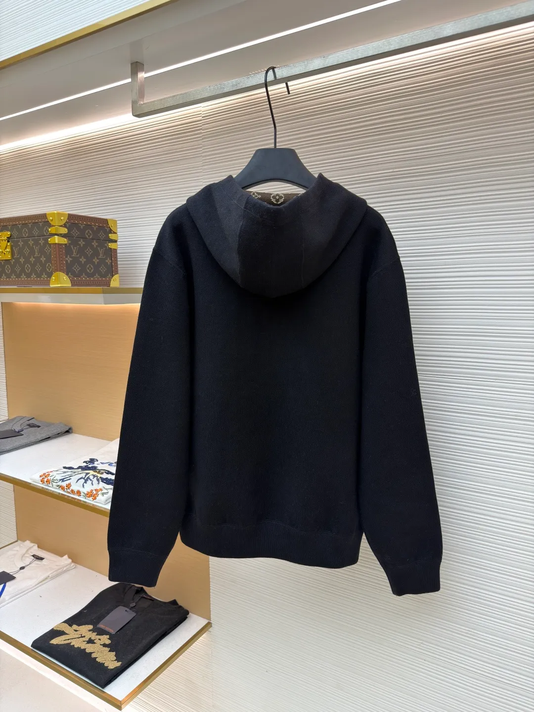 LOUIS VUITTON double-sided hooded full-print jacket ●Original version: purchased and developed by 29237 ●Item number: 1681682-C55 ●Fabric: sheep wool fabric ●Technology: knitted ●Color: black/brown ●Version: fitted version ●Weight: about 1165 grams ●Size: S-M-L-XL ●Description: This double-sided hooded jacket adopts Louis Vuitton's classic double-sided design process. One side is the brand's iconic presbyopic pattern, and the other side is a solid color design. The front of the jacket features a gold metal zipper with Louis Vuitton's branding on the zipper pull, and precision stitching on the edge of the zipper to ensure the durability and smoothness of the zipper. The brim and hem of the jacket are ribbed, which not only ensures wearing comfort, but also effectively prevents wind and warmth. The chest pocket design uses hidden sewing technology, and the edges of the pocket fit closely with the main fabric, which not only maintains the overall aesthetics, but also increases practicality. The lining of the jacket is also made of high-quality fabric, which perfectly matches the outer fabric to ensure comfort and breathability. The overall sewing process uses double stitching to ensure the durability and stability of the jacket. The overall wiring is straight and delicate, the fabric is comfortable and soft, and the color is consistent without color difference. It can be matched with the same style to create a fashionable look and control various occasions. Customized accessories, complete with three standards, same style for men and women!